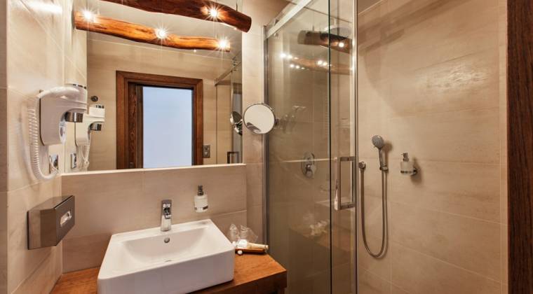 Dvojlôžková izba Panorama Classic s útulnou kúpeľňou - Hotel PARTIZÁN